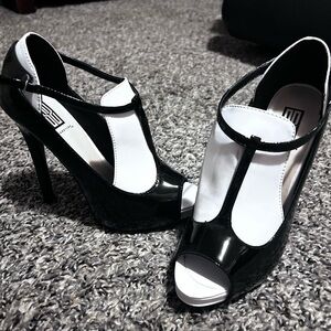 Signature Size 6 black and white heels